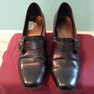 Brown buckle dressy pumps